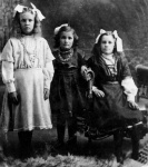 HAZEL, RACHAEL, CRESSIE LOVERIDGE ABT 1910.JPG